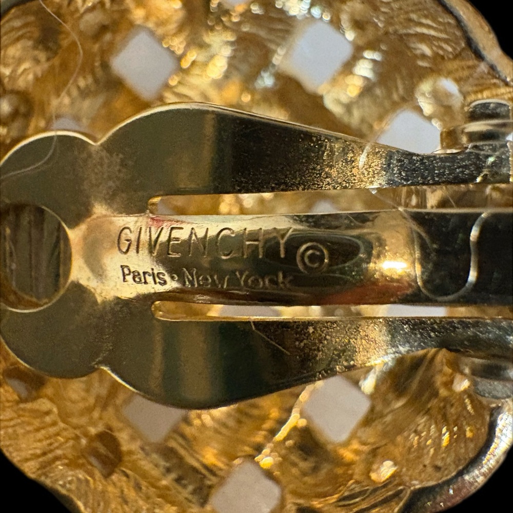 Givenchy Vintage gold-tone basket weave clip-on earrings - Picture 2 of 5